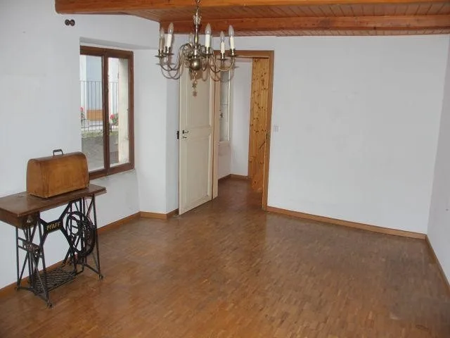 6 1/2-Zimmer-Hausteil mit Ladenlokal / casa di 6 1/2 locali con un ...