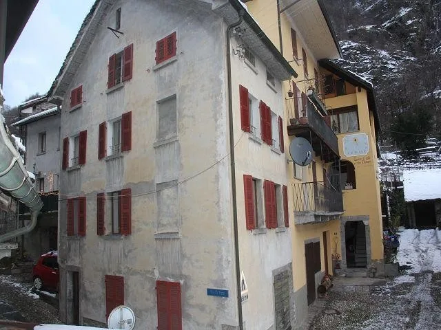 6 1/2-Zimmer-Hausteil mit Nebengebäude zum Ausbauen / casa di 6 1/2...
