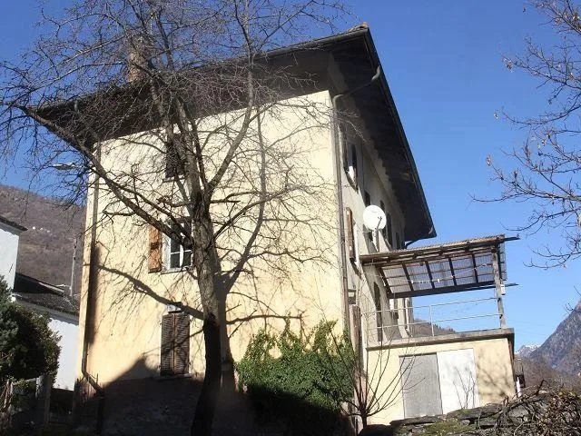 grosses Dorfhaus mit Garten / grande casa nel nucleo con giardino