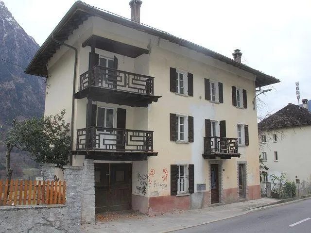 grosses Dorfhaus mit Garten / grande casa nel nucleo con giardino