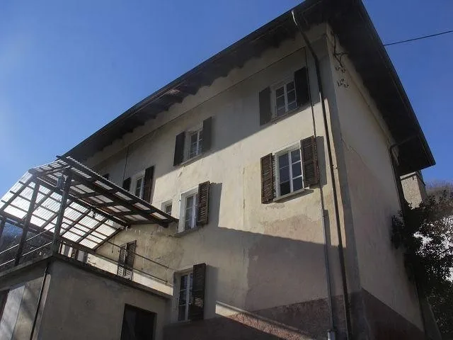 grosses Dorfhaus mit Garten / grande casa nel nucleo con giardino