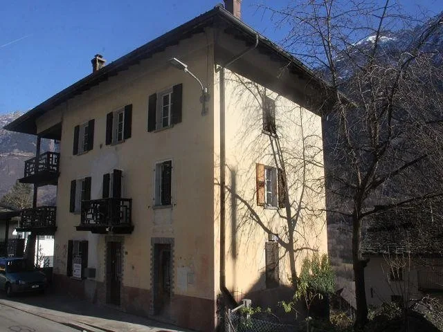 grosses Dorfhaus mit Garten / grande casa nel nucleo con giardino