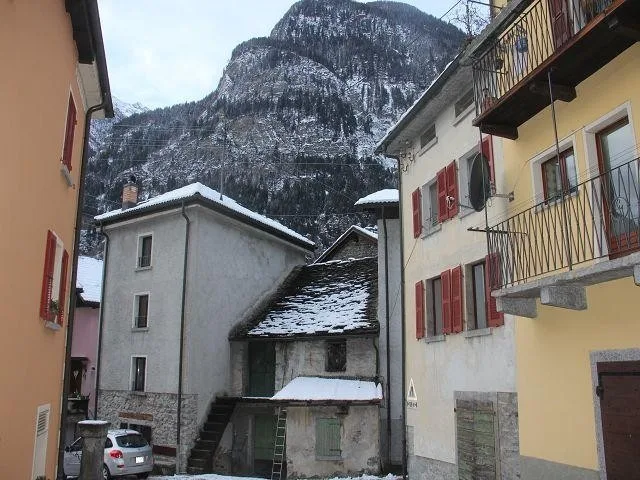 Haus mit Garage zum Ausbauen / edificio con garage da ristrutturare