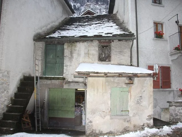 Haus mit Garage zum Ausbauen / edificio con garage da ristrutturare
