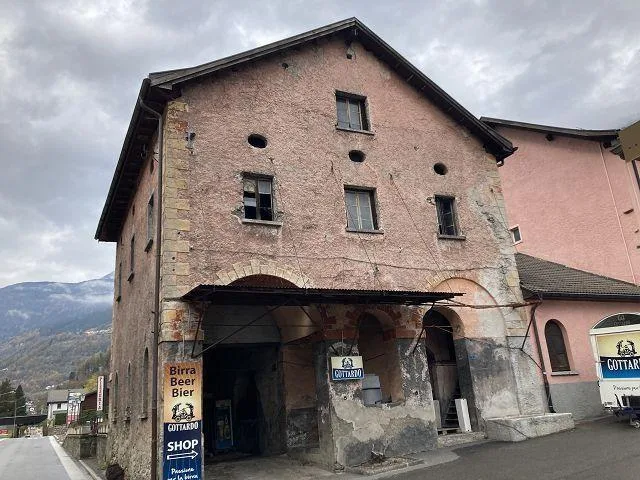Mehrfamilienhaus mit Ausbaupotenzial / casa plurifamilare con poten...