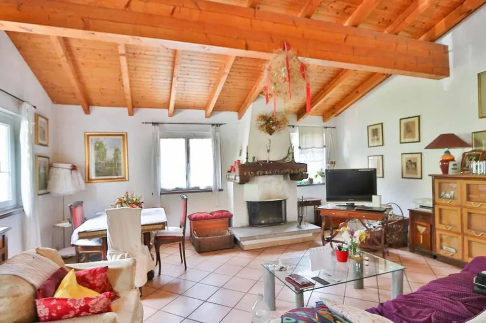 2-Familienhaus mit 4 1/2-Zi-Wohnungen und grossem Garten/Bauland / ...