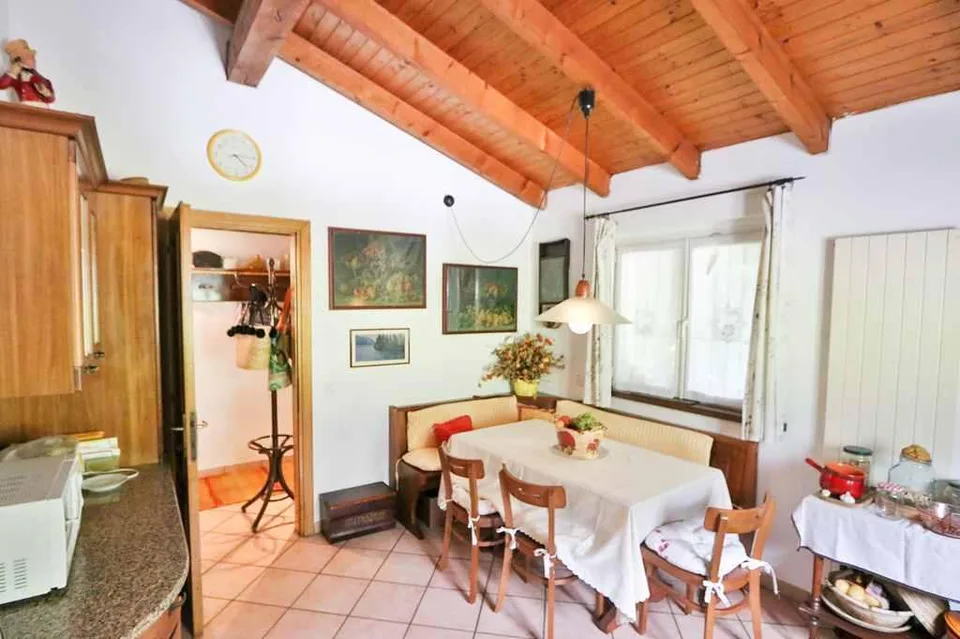2-Familienhaus mit 4 1/2-Zi-Wohnungen und grossem Garten/Bauland / ...