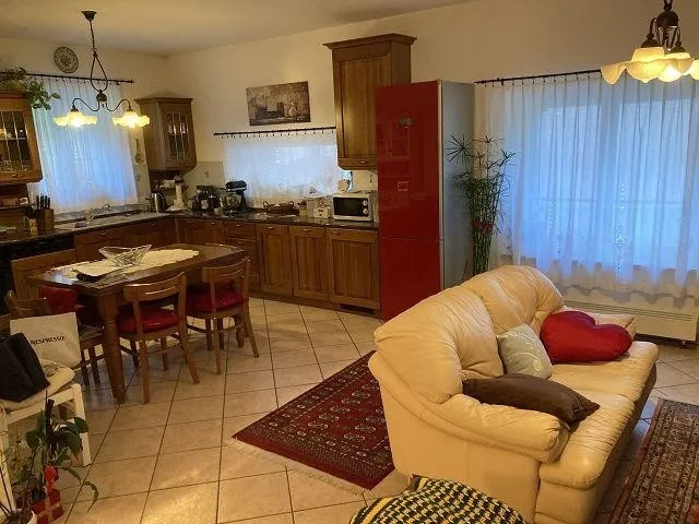4 1/2-Zi-Wohnung im EG in 2 Familienhaus / appartamento di 4 1/2 lo...