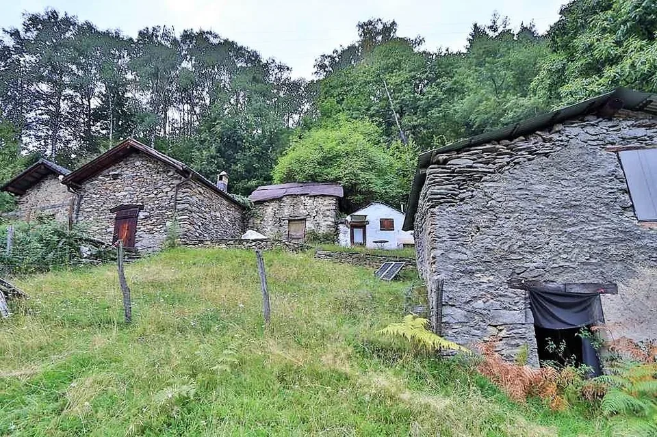 Bergrustico-Gruppe mit 9 Rustici an idyllischer Lage mit ca. 5609m2...