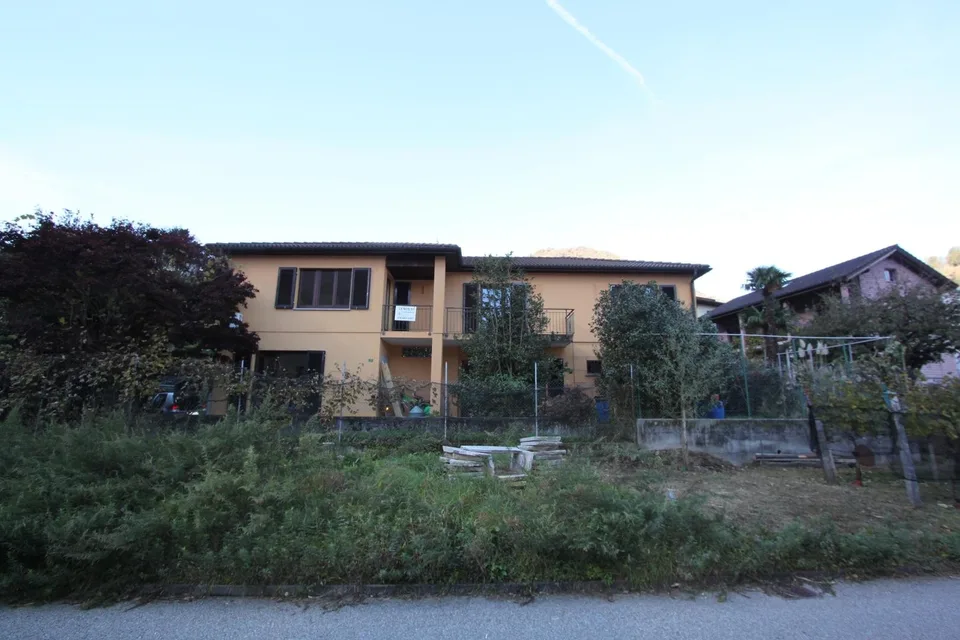 Einfamilienhaus mit zwei Wohnungen 6.5 + 3.5 Zimmern Casa con due a...