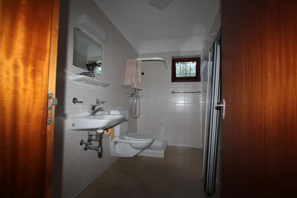Einfamilienhaus mit zwei Wohnungen 6.5 + 3.5 Zimmern Casa con due a... – Foto 18 von 18