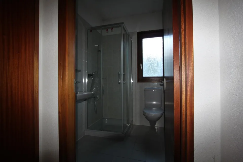Einfamilienhaus mit zwei Wohnungen 6.5 + 3.5 Zimmern Casa con due a... – Foto 10 von 18