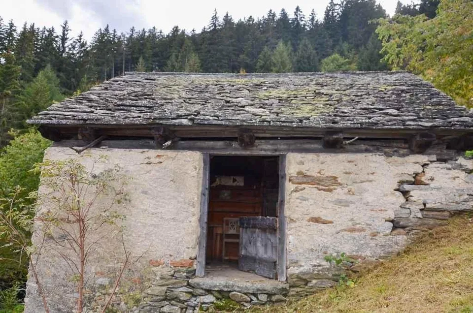 2-Zimmer-Rustico zum Ausbauen an sehr ruhiger, sonniger Aussichtsla...