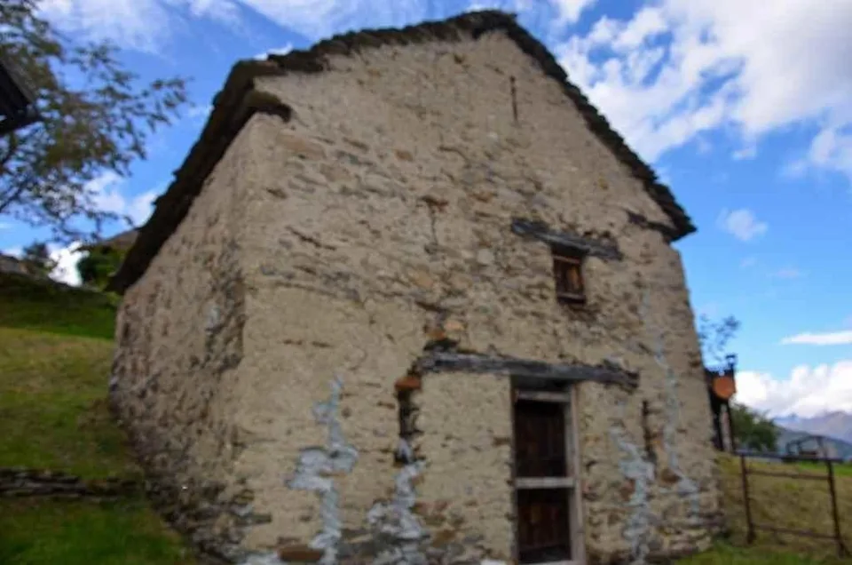 2-Zimmer-Rustico zum Ausbauen an sehr ruhiger, sonniger Aussichtsla...
