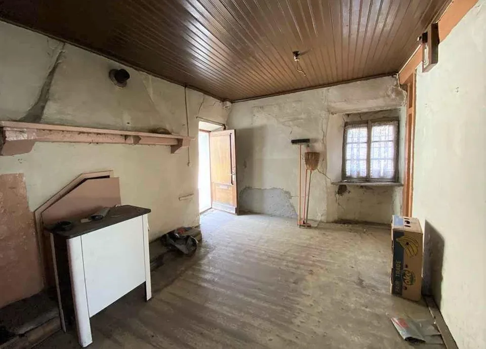 3-Zimmer-Dorfrustico zum Ausbauen mit Garten / rustico nel nucleo d...
