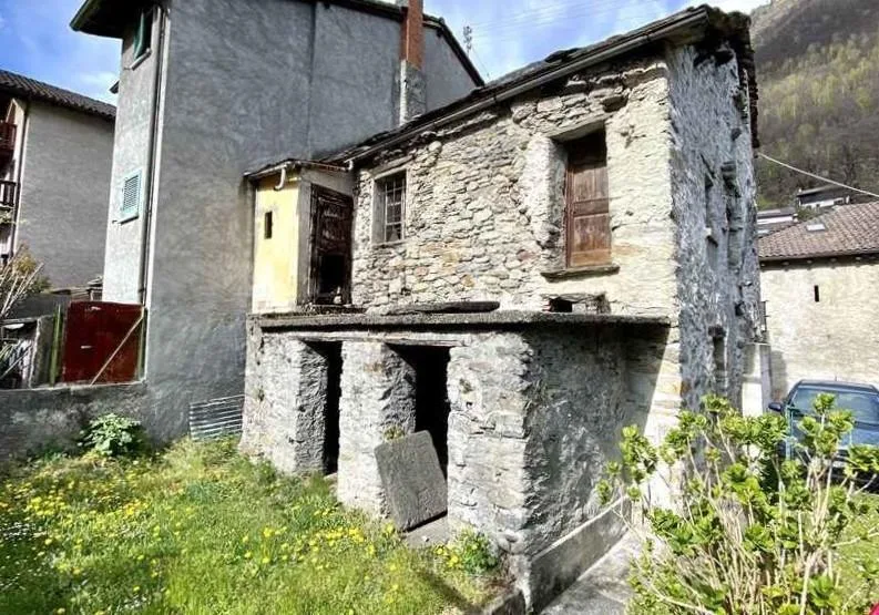 3-Zimmer-Dorfrustico zum Ausbauen mit Garten / rustico nel nucleo d...