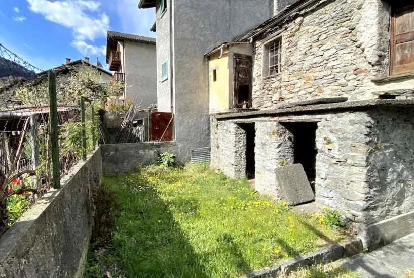 3-Zimmer-Dorfrustico zum Ausbauen mit Garten / rustico nel nucleo d...