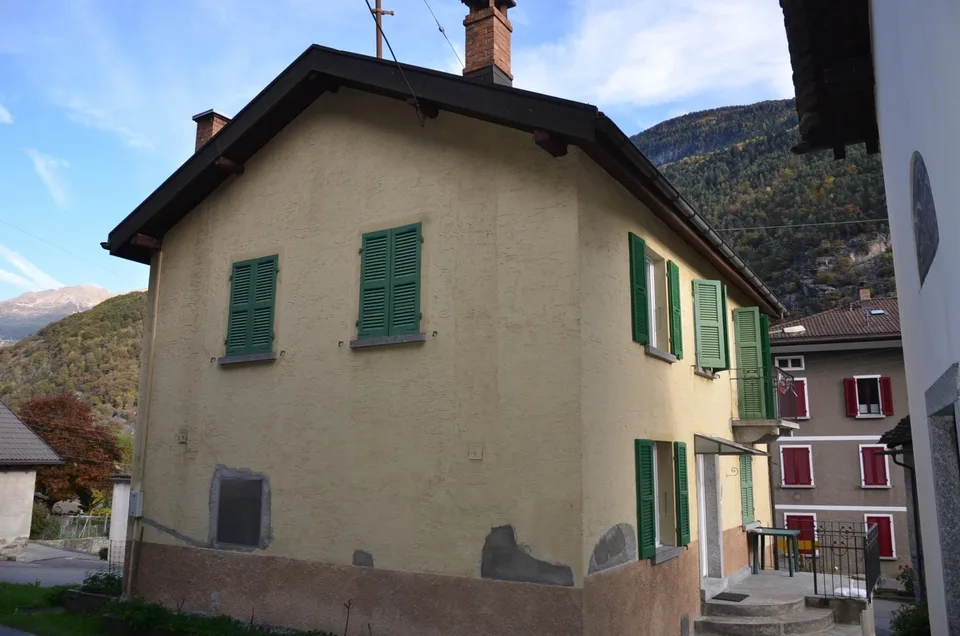 8 1/2-Zimmer-Haus mit Balkon an ruhiger Lage / Casa unifamiliare di...
