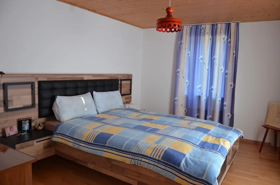 8 1/2-Zimmer-Haus mit Balkon an ruhiger Lage / Casa unifamiliare di... – Foto 15 von 30
