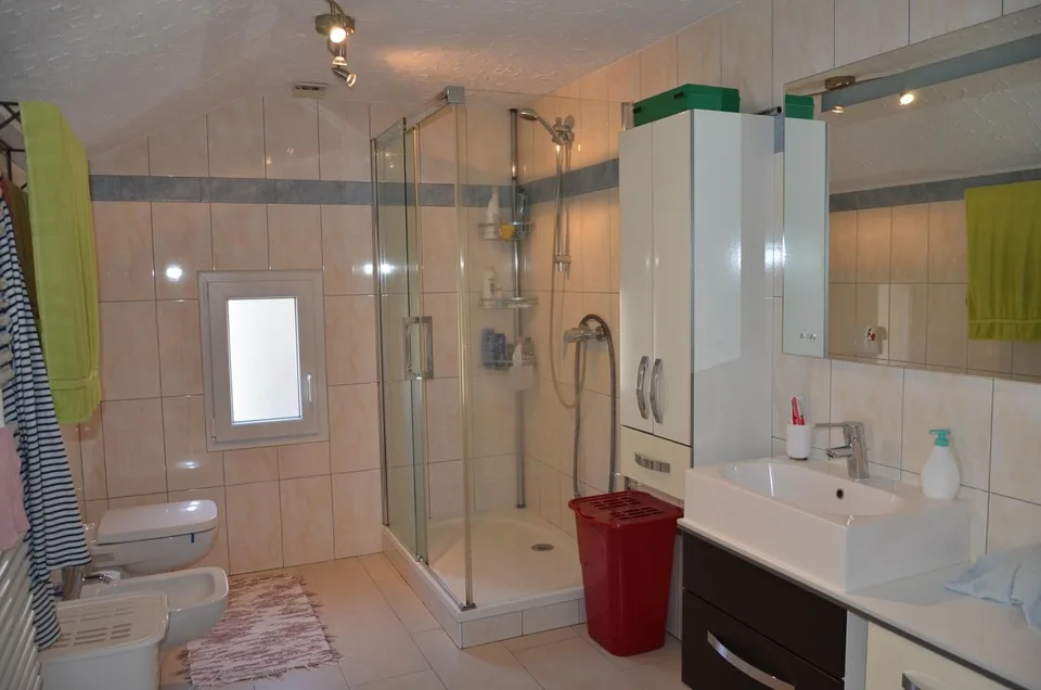 8 1/2-Zimmer-Haus mit Balkon an ruhiger Lage / Casa unifamiliare di... – Foto 19 von 30