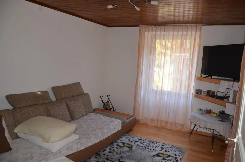 8 1/2-Zimmer-Haus mit Balkon an ruhiger Lage / Casa unifamiliare di... – Foto 8 von 30