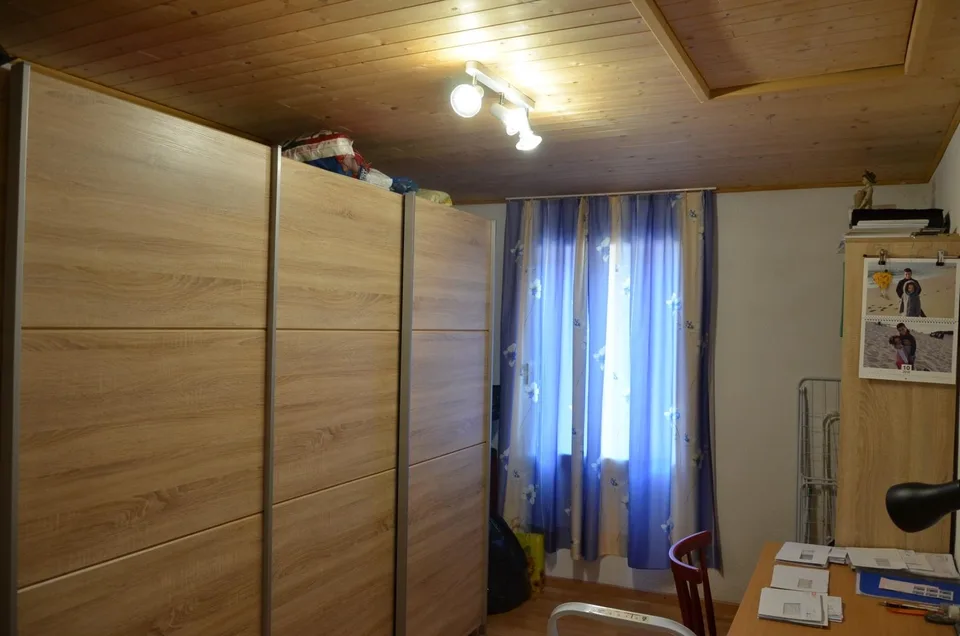 8 1/2-Zimmer-Haus mit Balkon an ruhiger Lage / Casa unifamiliare di... – Foto 18 von 30