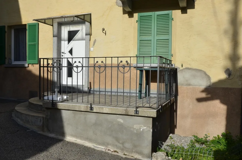 8 1/2-Zimmer-Haus mit Balkon an ruhiger Lage / Casa unifamiliare di...