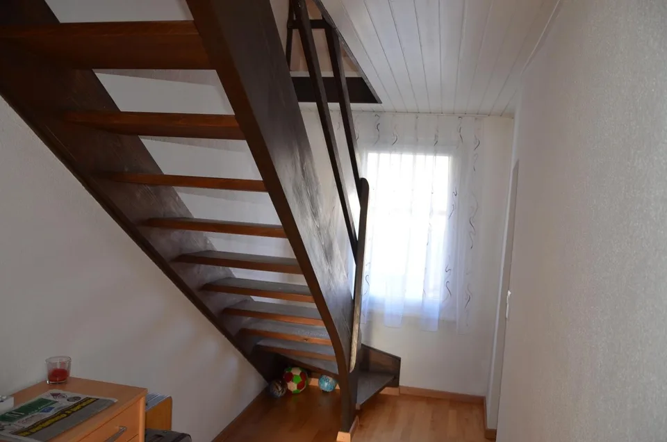 8 1/2-Zimmer-Haus mit Balkon an ruhiger Lage / Casa unifamiliare di... – Foto 13 von 30