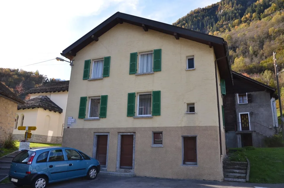8 1/2-Zimmer-Haus mit Balkon an ruhiger Lage / Casa unifamiliare di...