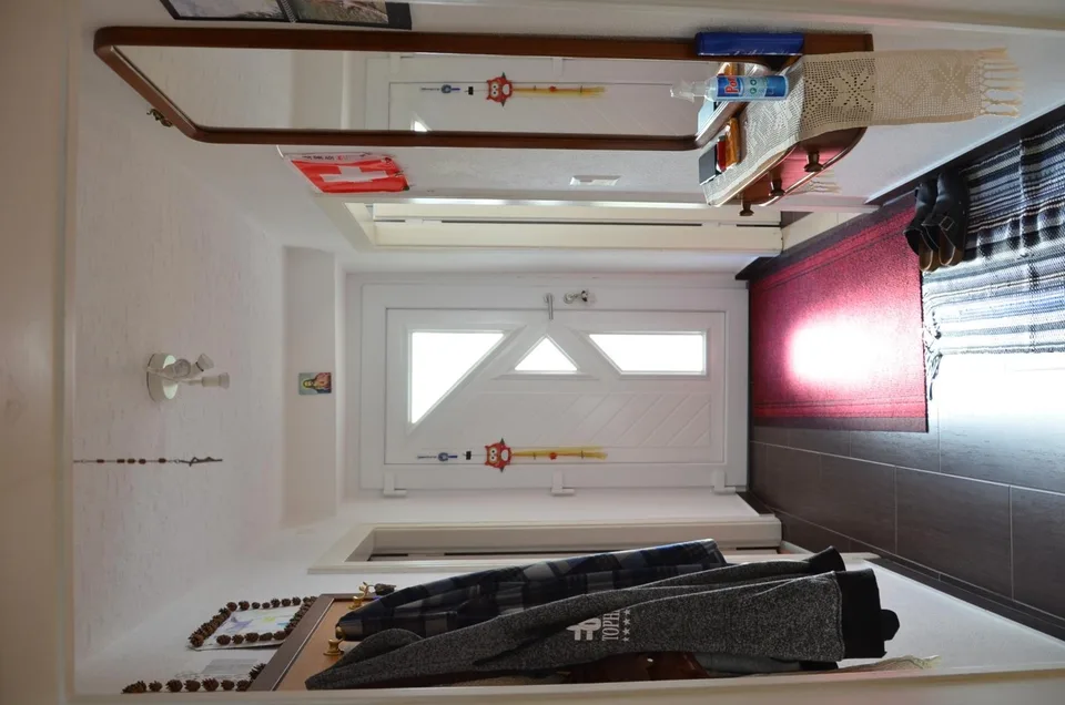 8 1/2-Zimmer-Haus mit Balkon an ruhiger Lage / Casa unifamiliare di... – Foto 12 von 30