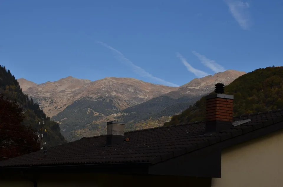 8 1/2-Zimmer-Haus mit Balkon an ruhiger Lage / Casa unifamiliare di... – Foto 30 von 30