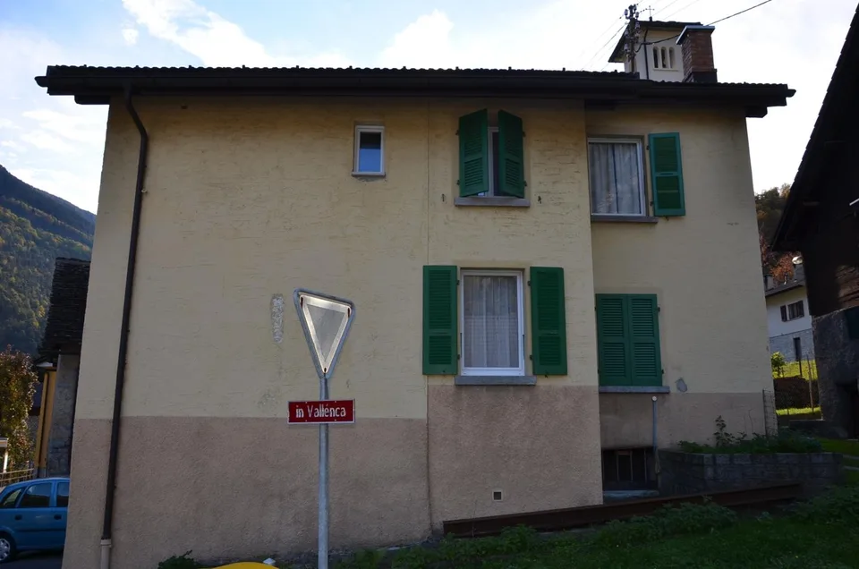 8 1/2-Zimmer-Haus mit Balkon an ruhiger Lage / Casa unifamiliare di...