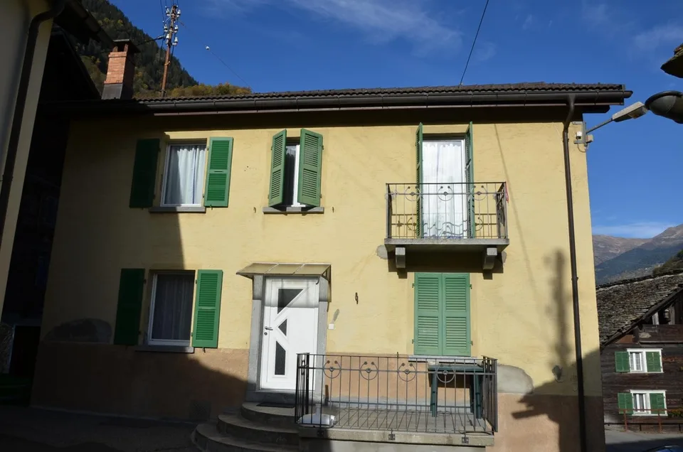 8 1/2-Zimmer-Haus mit Balkon an ruhiger Lage / Casa unifamiliare di...