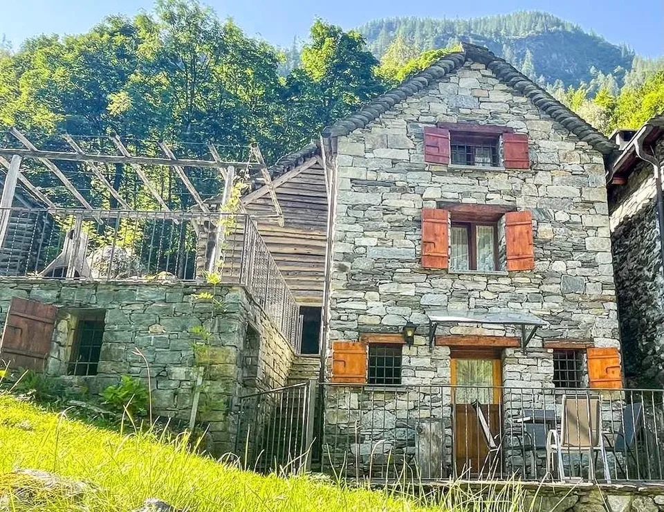 Schönes rustikales Haus mit einem rustikalen Haus zu renovieren in ...