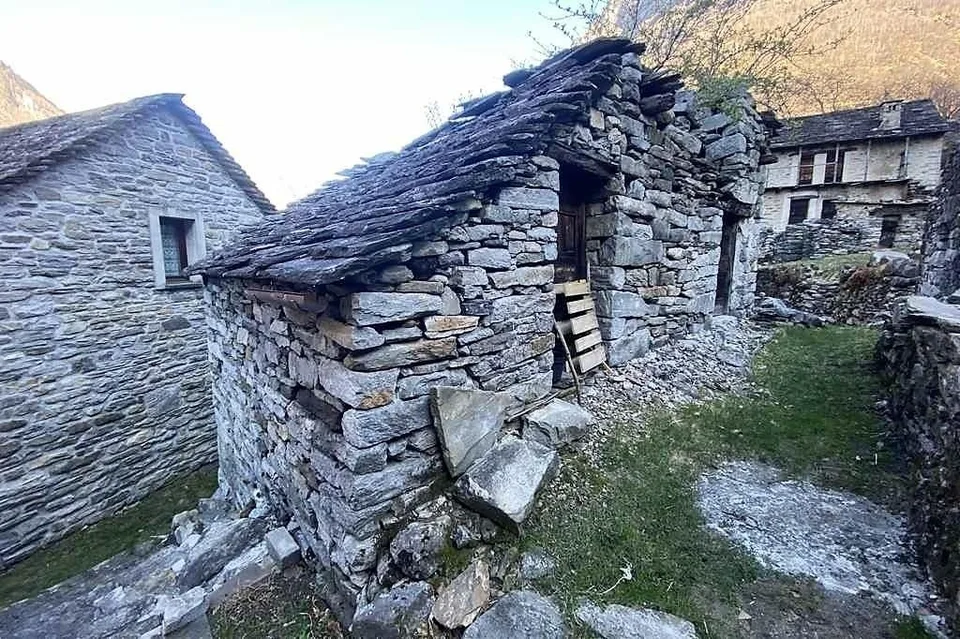 2 Rustici zum Ausbauen mit Sitzplatz / due rustici da ristrutturare...