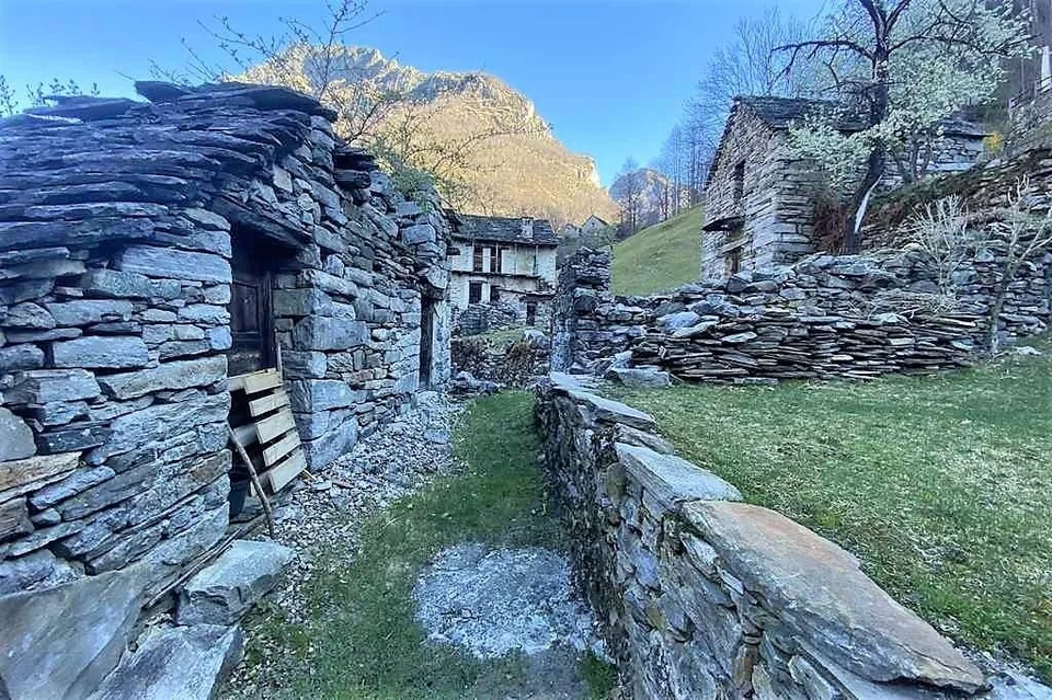 2 Rustici zum Ausbauen mit Sitzplatz / due rustici da ristrutturare...