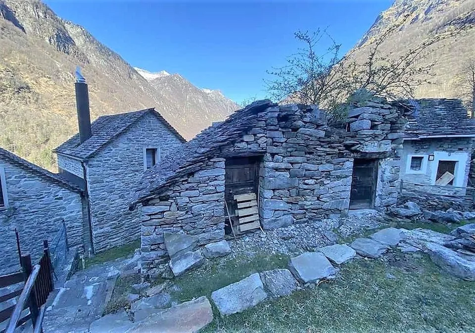 2 Rustici zum Ausbauen mit Sitzplatz / due rustici da ristrutturare...