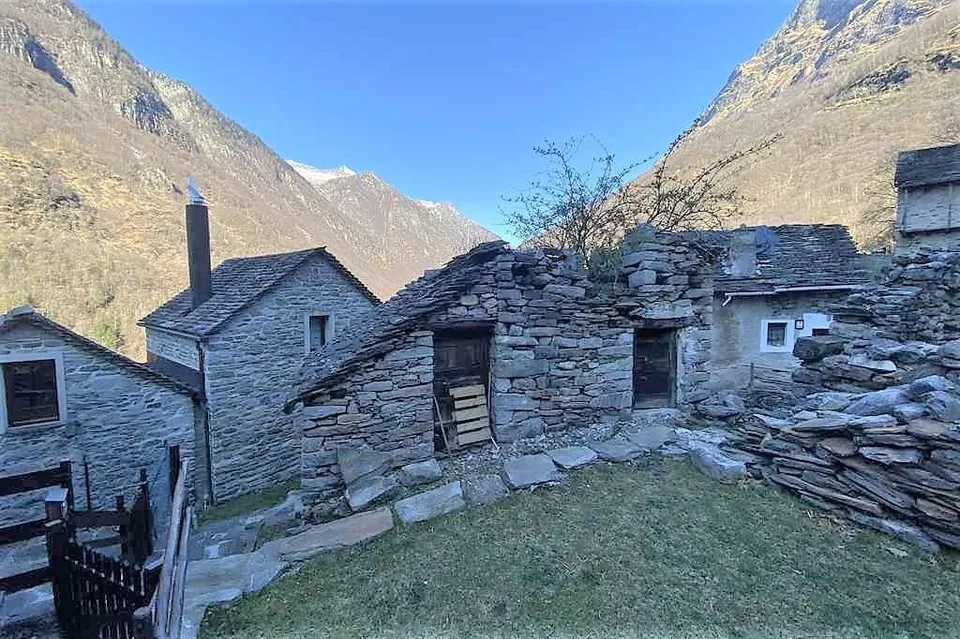 2 Rustici zum Ausbauen mit Sitzplatz / due rustici da ristrutturare...