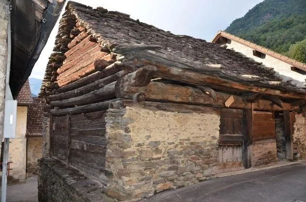 2 Rustici zum Ausbauen im Dorfkern / 2 rustici nel nucleo da rinnov...