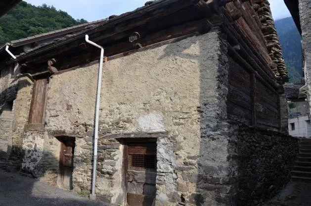 2 Rustici zum Ausbauen im Dorfkern / 2 rustici nel nucleo da rinnov...