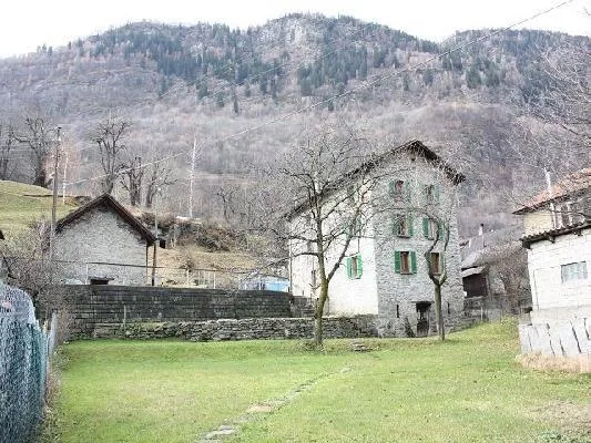 8 1/2-Zimmer-Dorfhaus mit grossem Garten