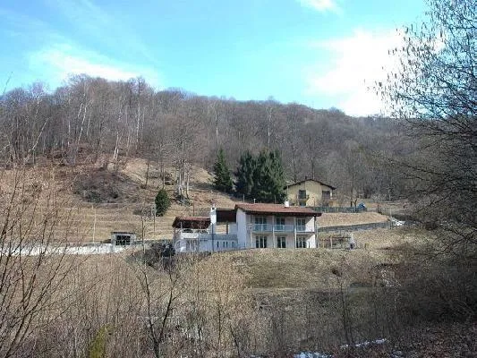 Haus zum Ausbauen mit Rustico und 8000 m2 Wiese und Wald