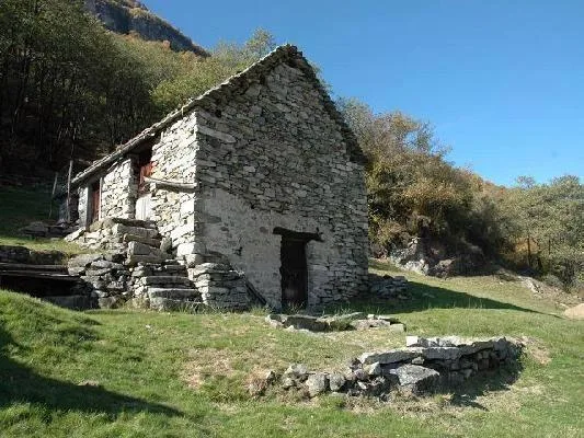 Rustico zum Ausbauen mit 8573 m2 Wiesland