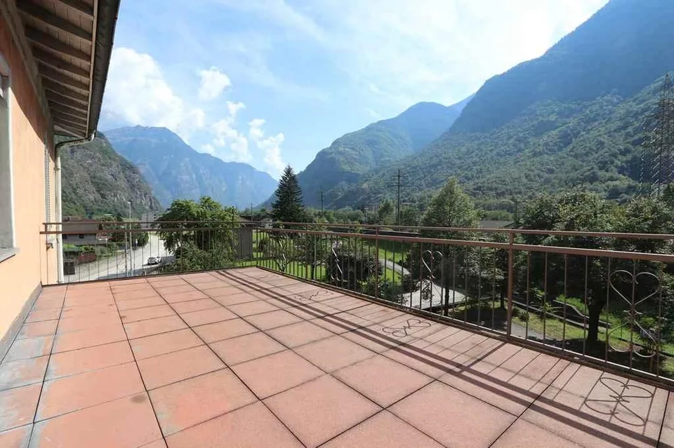 Mehrfamilienhaus mit Bar-Restaurant / casa plurifamiliare con un ri...