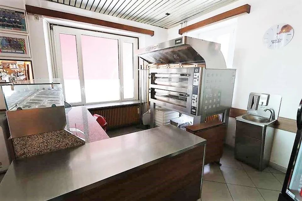 Mehrfamilienhaus mit Bar-Restaurant / casa plurifamiliare con un ri...