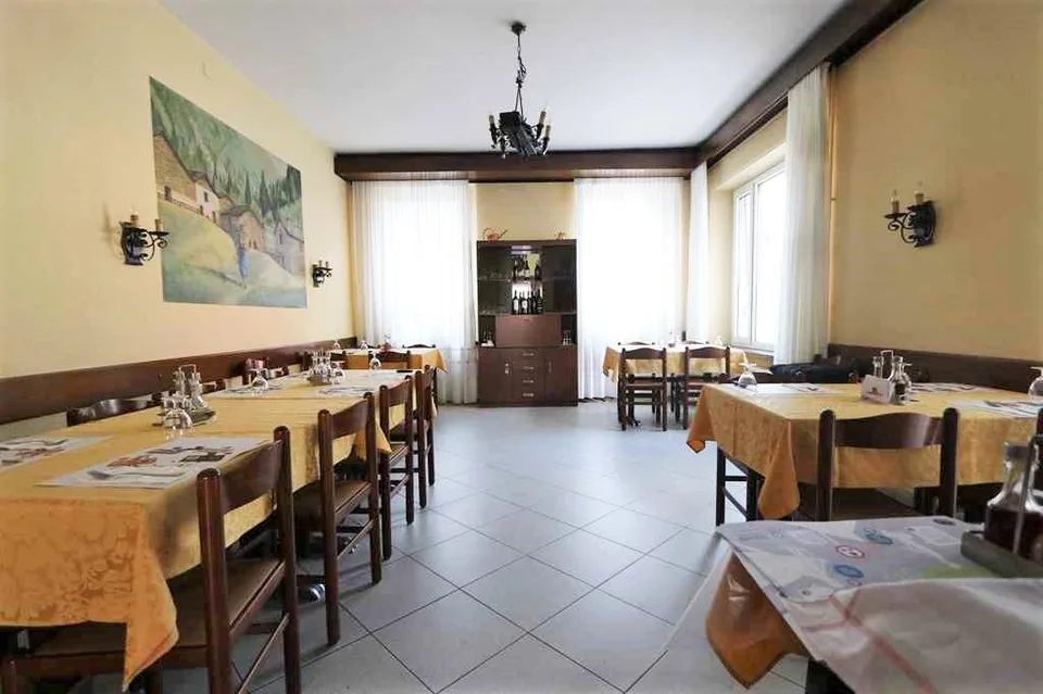Mehrfamilienhaus mit Bar-Restaurant / casa plurifamiliare con un ri...