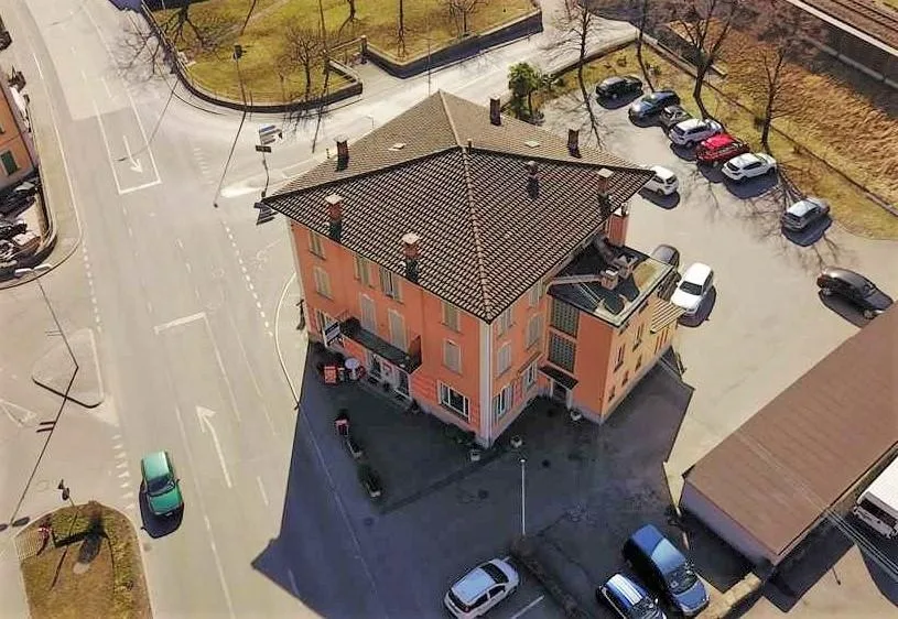 Mehrfamilienhaus mit Bar-Restaurant / casa plurifamiliare con un ri...
