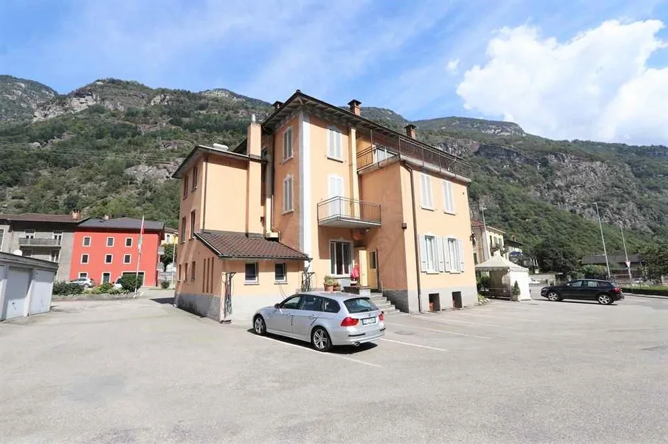 Mehrfamilienhaus mit Bar-Restaurant / casa plurifamiliare con un ri...