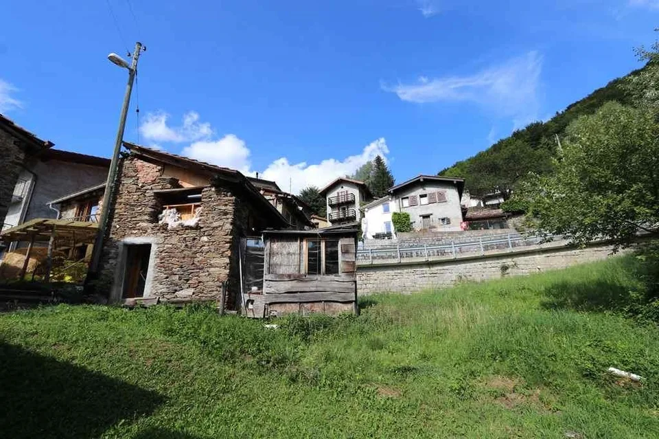 3 Rustici zum Ausbauen mit gr. Umschwung und Aussicht / 3 rustici d...