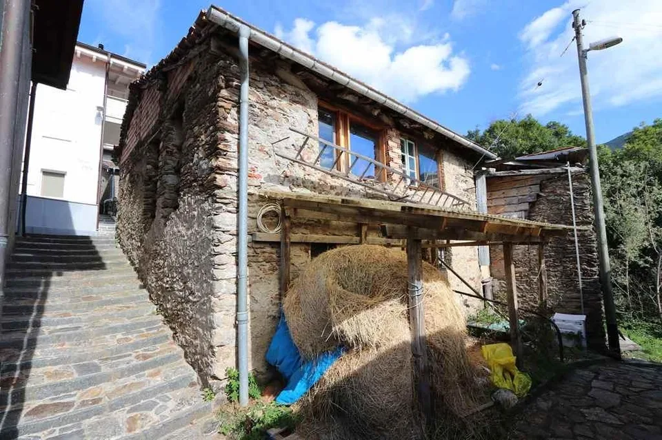 3 Rustici zum Ausbauen mit gr. Umschwung und Aussicht / 3 rustici d...